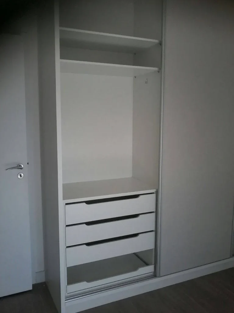 Armário planejado com gavetas internas e porta de correr
