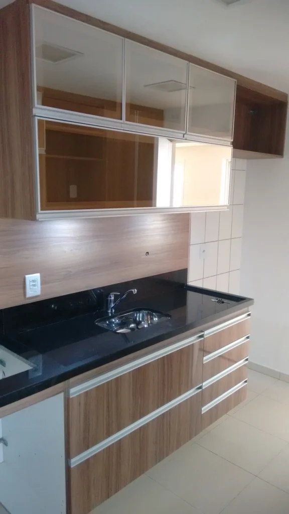 Cozinha planejada compacta com aéreos de vidro e gaveteiro amadeirado