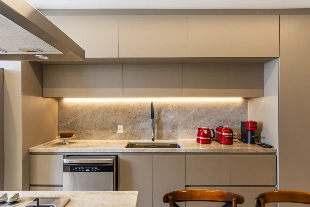 Bancada de cozinha com armários inferiores e aéreos sob medida e LED embutido