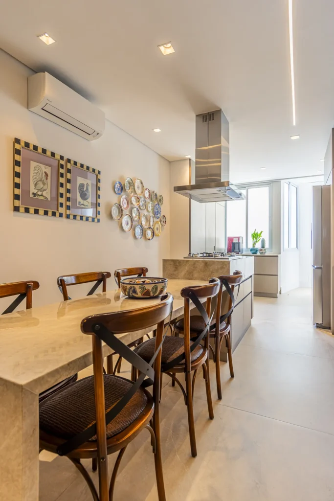 Cozinha estreita planejada com mesa de jantar integrada e armários laterais