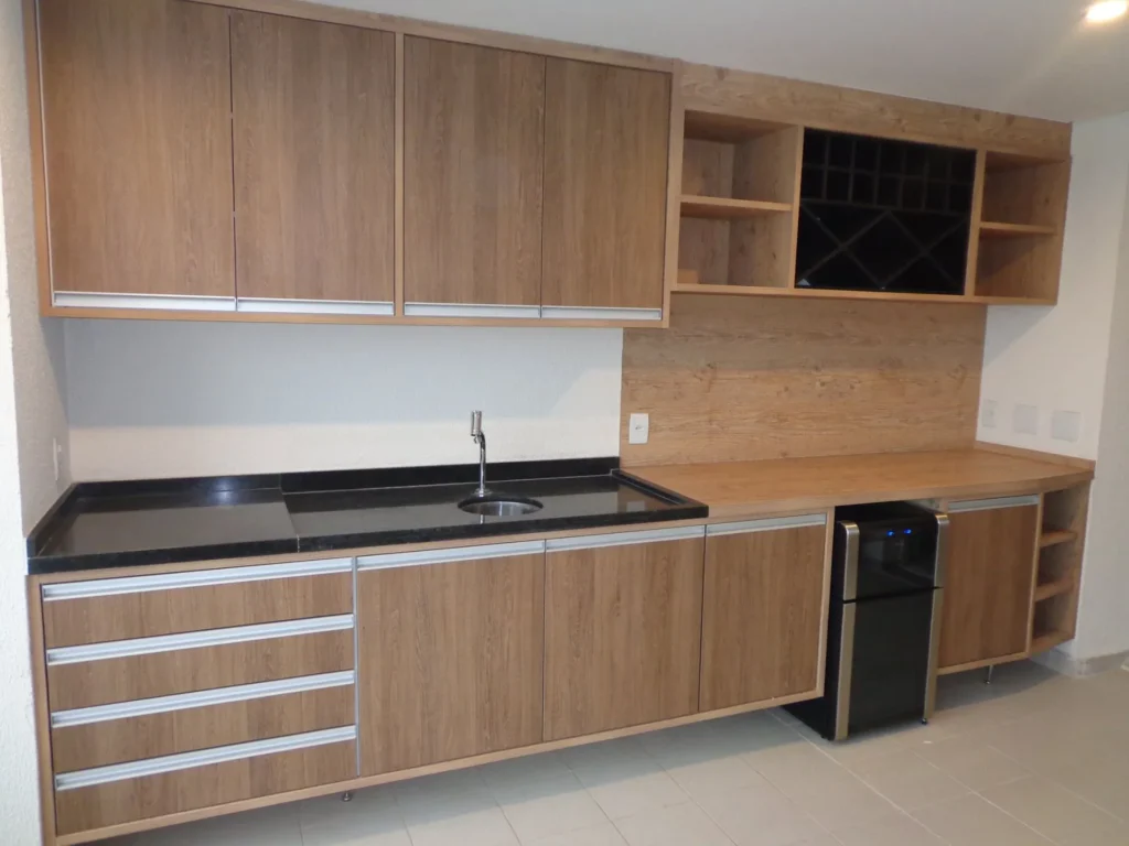 Cozinha planejada em MDF amadeirado com adega e nichos sob medida